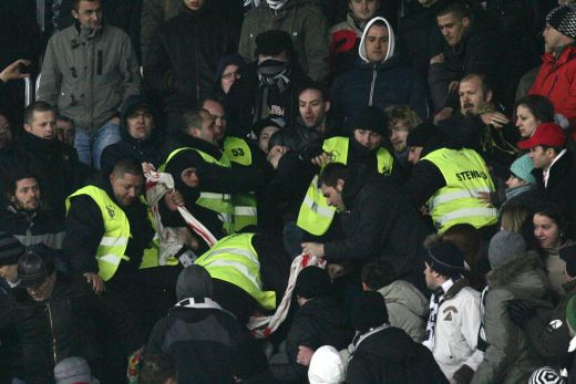 FOTO SCANDAL pe Cluj Arena! Jandarmii au intervenit in forta cand au vazut un banner anti-FRF!_2