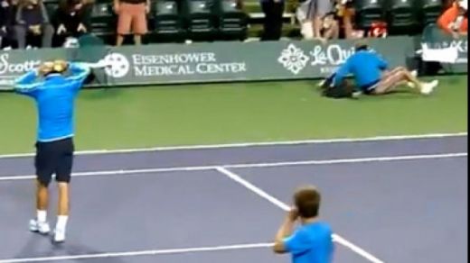 VIDEO Nadal face victime la Indian Wells! O minge aruncata de spaniol a declansat ISTERIA in tribune! Ce a patit un fan: