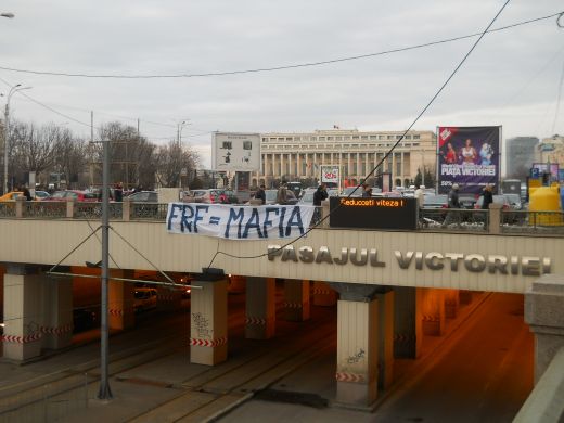 FOTO & VIDEO! Fanii continua protestele! Bucurestiul s-a trezit de dimineata acoperit de ninsoare si de bannere: FRF = MAFIA!_2