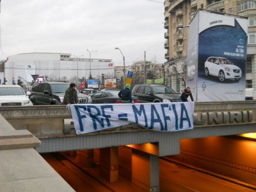 FOTO & VIDEO! Fanii continua protestele! Bucurestiul s-a trezit de dimineata acoperit de ninsoare si de bannere: FRF = MAFIA!_3