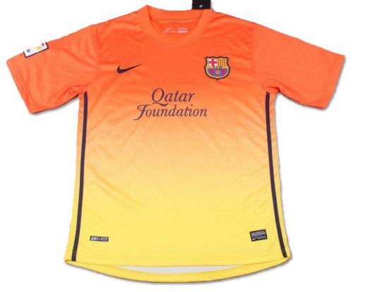FOTO: Noile tricouri ale Barcelonei au fost scapate in CLOR :)) Ce echipament lanseaza Barca sezonul viitor! Iti place?_4