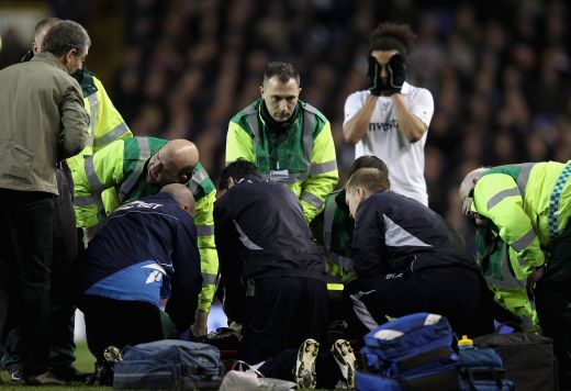 Imagini infioratoare la Bolton - Tottenham! Muamba s-a prabusit pe teren! Jucatorii si suporterii au izbucnit in lacrimi! FOTO&VIDEO dramatic_5