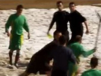 
	VIDEO: Imagini INCREDIBILE la un meci de fotbal din Romania! Arbitrul a fost alergat cu LOPATA pe teren :))
