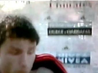 
	VIDEO GENIAL! Cel mai periculos interviu vazut in fotbal: Panoul cu reclame a cazut peste Van Bommel! Vezi cum a reactionat
