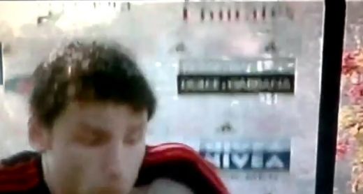 
	VIDEO GENIAL! Cel mai periculos interviu vazut in fotbal: Panoul cu reclame a cazut peste Van Bommel! Vezi cum a reactionat
