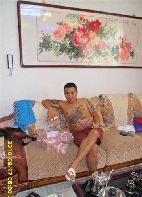 Un gangster din China si-a pierdut telefonul! Pozele astea l-au condamnat la MOARTE! Cati bani crezi ca avea in casa?_7