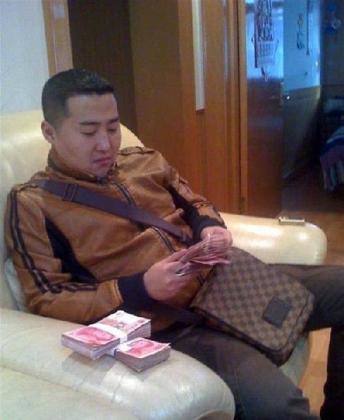 Un gangster din China si-a pierdut telefonul! Pozele astea l-au condamnat la MOARTE! Cati bani crezi ca avea in casa?_9