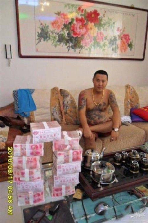 Un gangster din China si-a pierdut telefonul! Pozele astea l-au condamnat la MOARTE! Cati bani crezi ca avea in casa?_12