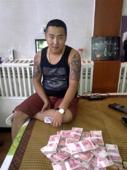 Un gangster din China si-a pierdut telefonul! Pozele astea l-au condamnat la MOARTE! Cati bani crezi ca avea in casa?_13
