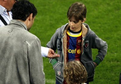"Luati tricourile astea pe voi, ca tati merge sa se uite la cum da Messi pase!" :)) FAZA ZILEI pe Nou Camp inainte de Milan - Barca:_1