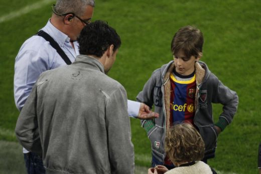"Luati tricourile astea pe voi, ca tati merge sa se uite la cum da Messi pase!" :)) FAZA ZILEI pe Nou Camp inainte de Milan - Barca:_2