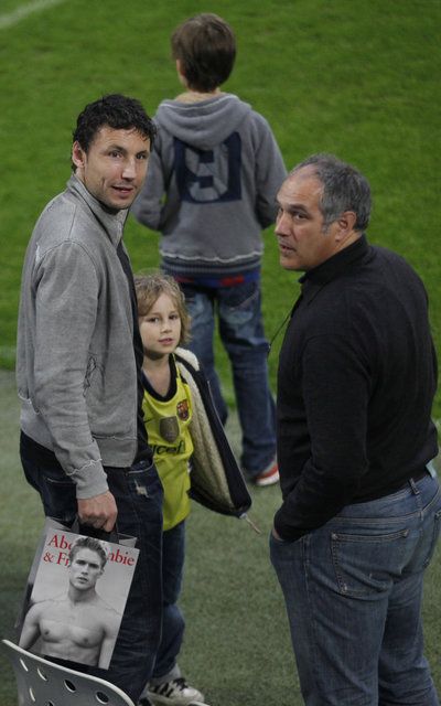 "Luati tricourile astea pe voi, ca tati merge sa se uite la cum da Messi pase!" :)) FAZA ZILEI pe Nou Camp inainte de Milan - Barca:_3