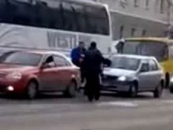 
	VIDEO: Doi betivani rusi se pun cu cine nu trebuie si sfarsesc pe marginea drumului, batuti mar!
