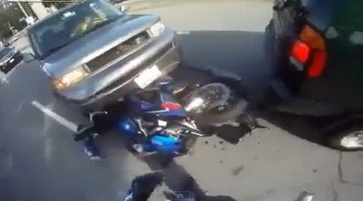 
	VIDEO: O&nbsp;mamaie la volan face praf un motociclist si-l intreaba daca a patit ceva :)
