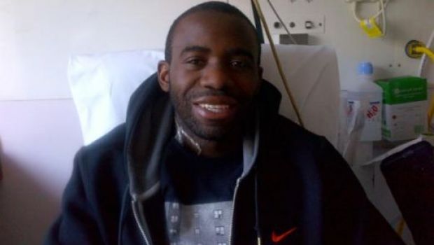 
	FOTO: Imagine EMOTIONANTA din spital! Muamba zambeste pentru prima data dupa ce a fost la un pas de MOARTE

