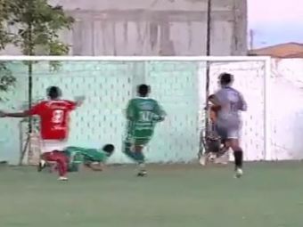 
	VIDEO GENIAL! Un copil de mingi a facut PRAF un meci de fotbal: A scos mingea de pe linia portii si a fugit de pe stadion
