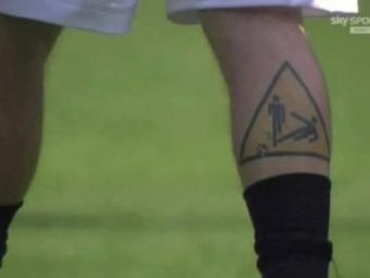 FOTO: Asta e clar cel mai penal tatuaj din fotbal! Cu ce s-a trezit Lobont in fata ochilor in vestiar :))