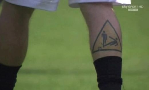 FOTO: Asta e clar cel mai penal tatuaj din fotbal! Cu ce s-a trezit Lobont in fata ochilor in vestiar :))