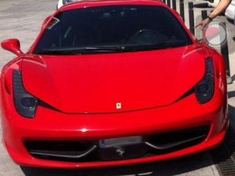 
	SUPER FOTO! Superstarul care a lasat masca vestiarul Barcei! Cum a condus gratis un Ferrari de 200.000 de euro:
