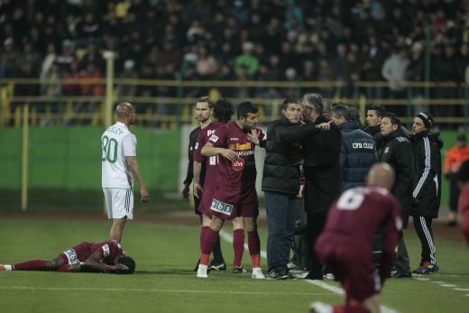 Steaua, Dinamo si Rapid rasufla usurate: Vaslui 1-1 CFR Cluj! Vaslui a jucat in 10 oameni, CFR a cerut penalty cu 5 minute inainte de final!_4