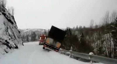 
	VIDEO: Doua camioane se leganau pe o margine de prapastie... si n-a mai ramas nici unul!
