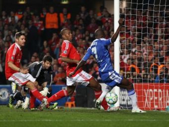 
	FOTO SENZATIONAL! Si Torres a murit de ras! Ratarea serii in Champions League: Ramires a calcat pe minge in fata portii!
