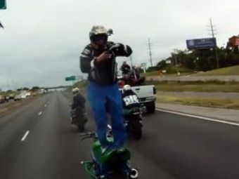 
	VIDEO:&nbsp;Alt criminal inconstient pe autostrada! Uite ce face el cocotat pe motor, cu spatele la drum! 
