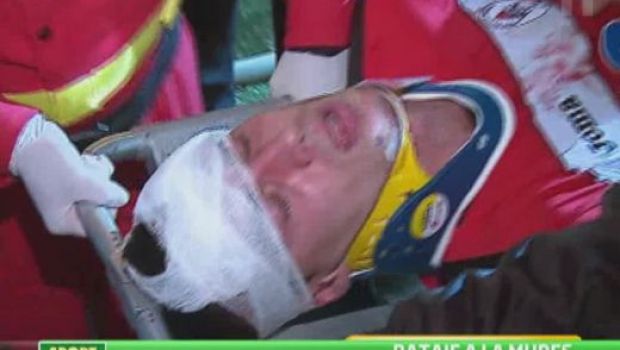 
	VIDEO SOCANT: Primele imagini cu jucatorul bagat in spital de un fost capitan al Stelei in cel mai sangeros meci al anului in Romania!
