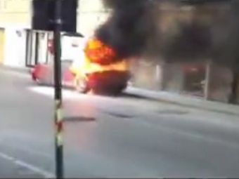
	VIDEO INCENDIAR: Un Ferrari a luat FOC pe o strada in Italia! Drama de 100.000 euro a unui fan al lui Mutu
