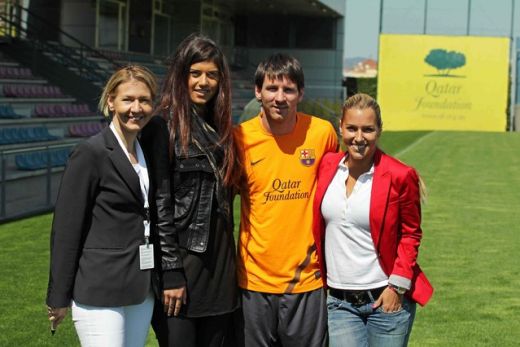 SUPERFOTO: Sorana, de 2 ori cat Messi si Xavi :) Romanca s-a pozat cu jucatorii de la Barcelona! A noastra a fost cea mai frumoasa :)_4