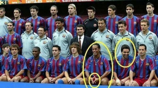 Ronaldinho si semnul OBSCEN facut in poza de grup a Barcelonei! Pe Deco l-a bufnit rasul, Messi se baga in seama cu japca :)) POZA ZILEI_1