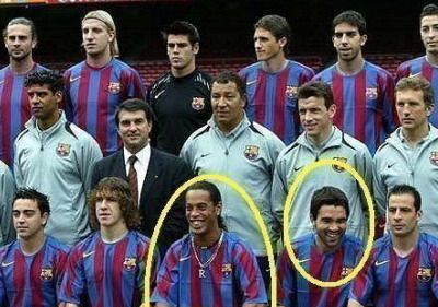 Ronaldinho si semnul OBSCEN facut in poza de grup a Barcelonei! Pe Deco l-a bufnit rasul, Messi se baga in seama cu japca :)) POZA ZILEI_2