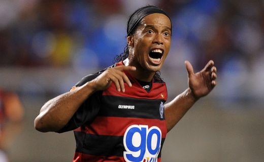 
	&quot;Ronaldinho, esti o RUSINE!&quot; Geniul brazilian, salvat de furia fanilor cu bogyguarzi inarmati! VIDEO: Momentele in care au fost dusi suporterii la disperare:
