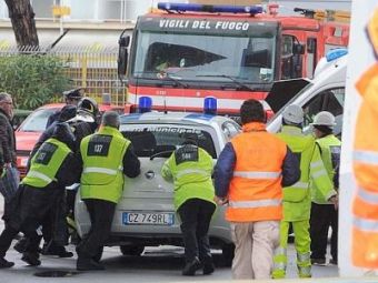 
	FOTO REVOLTATOR: Ambulanta care trebuia sa il salveze pe Morosini, blocata de Politie! 
