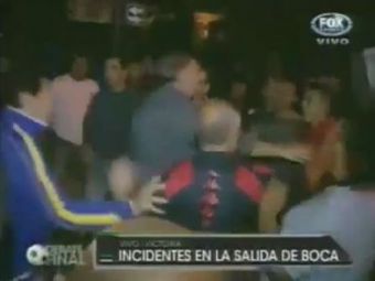 
	IMAGINI SOCANTE! Jucatorii lui Boca Juniors, atacati de fanii adversarei cand sa plece de la stadion! De la ce a pornit IADUL:
