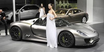 
	O trupa din Romania lanseaza masinile Porsche la Salonul Auto de la Beijing!
