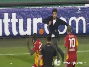 
	VIDEO SOCANT! Momentul in care ti se face GREATA de fotbal! Doi fani au intrat pe teren sa-l LINSEZE pe Eboue! Cum a avut noroc sa scape:
