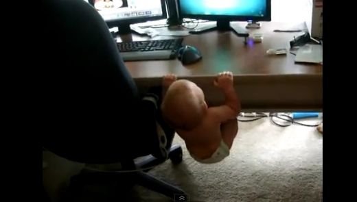 VIDEO GENIAL! Asta e copilul Chuck Norris :)) La numai 10 luni, e in stare sa RUPA biroul cu tractiunile