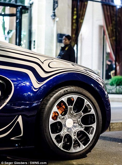 SUPER FOTO: BIBELOU de 2 milioane de euro parcat in Paris! Cel mai tare Bugatti Veyron din istorie, pentru prima data pe sosele! E facut din PORTELAN!_3