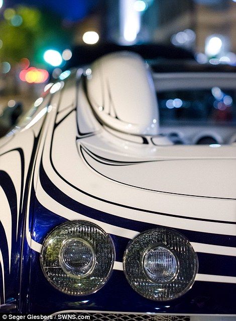 SUPER FOTO: BIBELOU de 2 milioane de euro parcat in Paris! Cel mai tare Bugatti Veyron din istorie, pentru prima data pe sosele! E facut din PORTELAN!_6