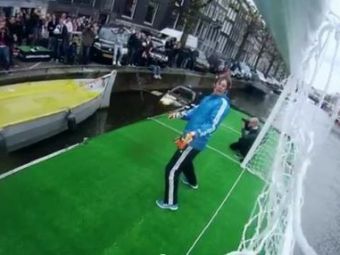 
	Van der Sar s-a intors la 41 de ani! NEBUNIE pe strazile din Amsterdam: toata lumea vrea sa-i dea gol :)

