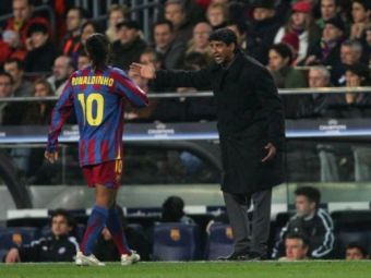Omul care l-a facut URIAS pe Ronaldinho uita de Barcelona pentru provocarea vietii! La ce echipa il trimite Cruyff pe MAGICIANUL care a inceput spectacolul Barca