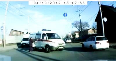 ambulanta culmea ghinionului femeie traverseaza strada Video