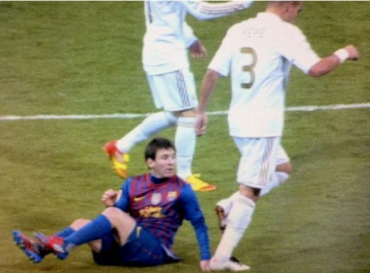 RAZBUNAREA celor de la Barcelona dupa ce Pepe l-a calcat pe mana pe Messi! VIDEO INCREDIBIL: Lovitura lui Iniesta pe care nu a observat-o nimeni:_1