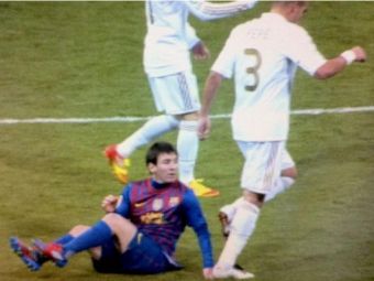 
	RAZBUNAREA celor de la Barcelona dupa ce Pepe l-a calcat pe mana pe Messi! VIDEO INCREDIBIL: Lovitura lui Iniesta pe care nu a observat-o nimeni:
