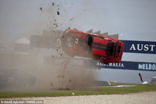 VIDEO Cea mai sigura masina din lume? Accident INCREDIBIL! Un Porsche a zburat pur si simplu de pe pista iar soferul n-a patit NIMIC!_1