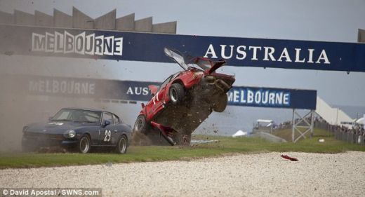 VIDEO Cea mai sigura masina din lume? Accident INCREDIBIL! Un Porsche a zburat pur si simplu de pe pista iar soferul n-a patit NIMIC!_2