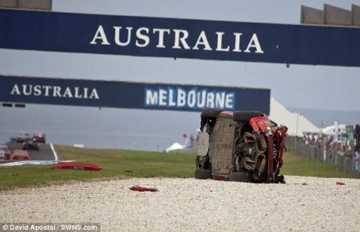 VIDEO Cea mai sigura masina din lume? Accident INCREDIBIL! Un Porsche a zburat pur si simplu de pe pista iar soferul n-a patit NIMIC!_11