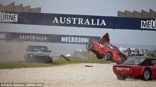 VIDEO Cea mai sigura masina din lume? Accident INCREDIBIL! Un Porsche a zburat pur si simplu de pe pista iar soferul n-a patit NIMIC!_12