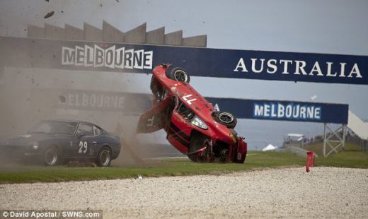 VIDEO Cea mai sigura masina din lume? Accident INCREDIBIL! Un Porsche a zburat pur si simplu de pe pista iar soferul n-a patit NIMIC!_3